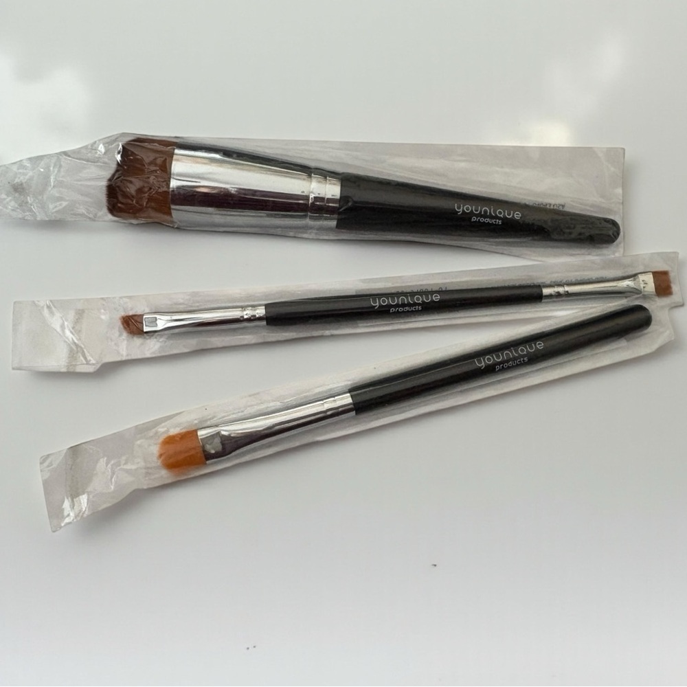 Younique Moonstruck Addiction Palette 4 Plus 3 Professional Makeup Brushes NWT - Picture 2 of 8